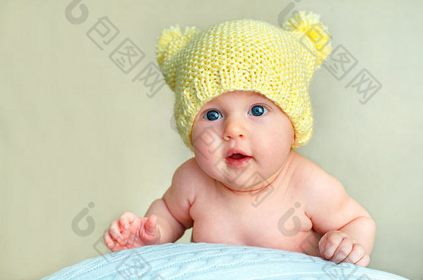 肖像可爱的新生儿婴儿女孩黄色的针织他摆姿势大球