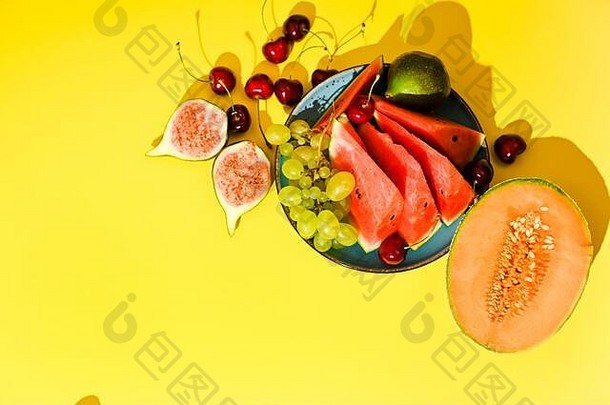 水果黄色的背景西瓜瓜无花果葡萄樱桃多汁的成熟的照片硬光高质量照片复制空间
