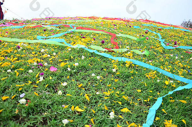 泰国Ratchaburi的Sritasala墓地，<strong>清明节</strong>期间，随风将彩纸和鲜花放在坟墓上。