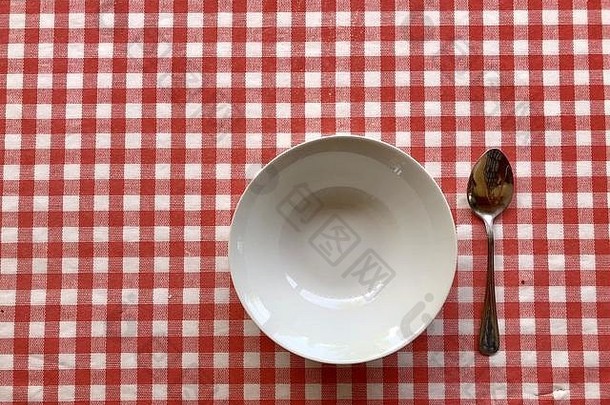 格子桌布上的盘子和勺子