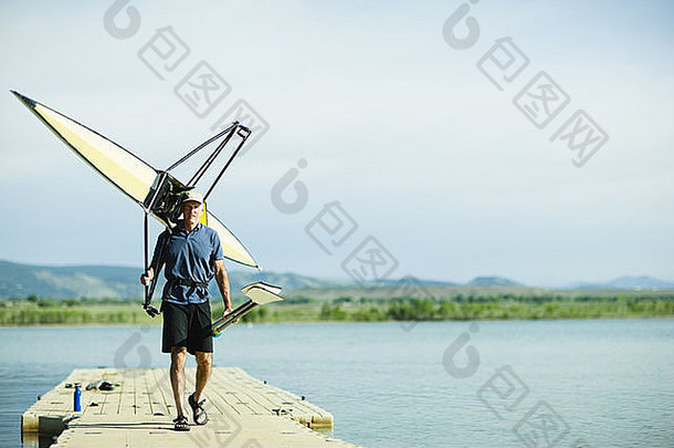 科罗拉多州美国中年男人。携带桨划船壳牌