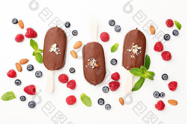 巧克力<strong>冰激凌</strong>汽水和浆果平铺在白色背景上。桌面视图。<strong>夏季</strong>概念