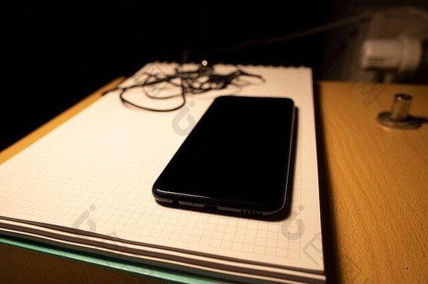 笔记本耳机笔记本概念桌子上特写镜头