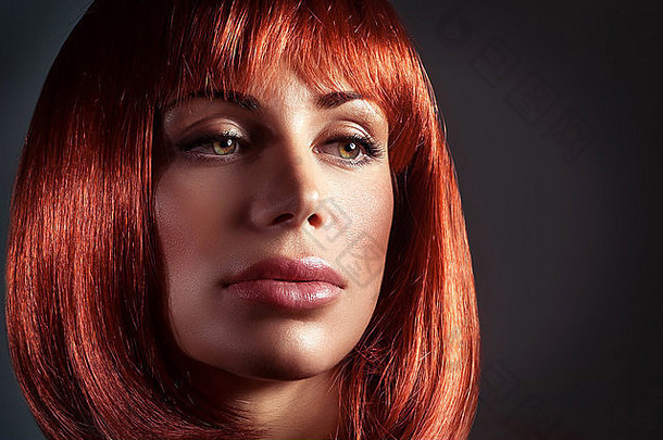 时尚肖像美丽的女人红色的发型完美的化妆关闭华丽的脸黑暗背景
