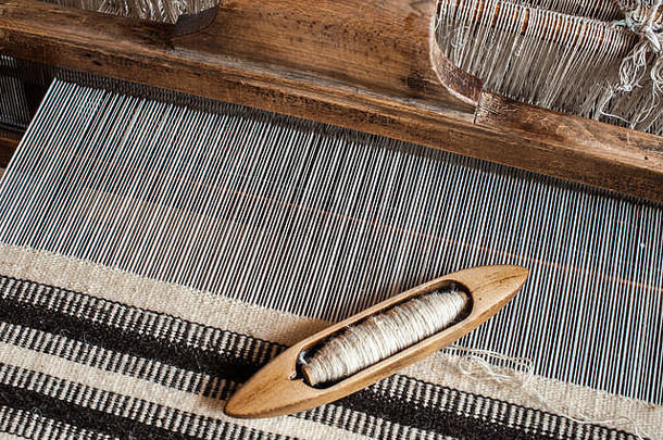 在经纱上编织织机和梭子。编织背景和样品。