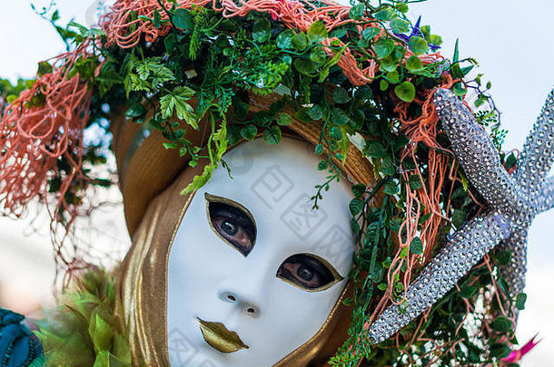 威尼斯狂欢节上美丽的面具和服装