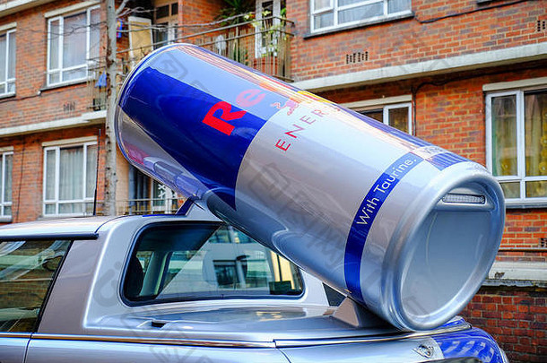 超大能量饮料可以放在汽车的后面