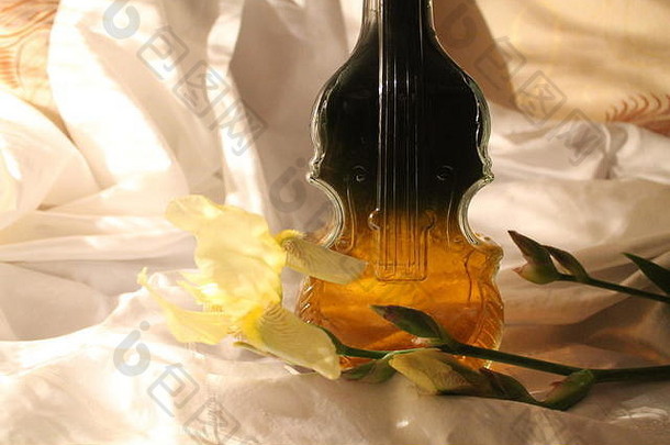 小提琴形水晶酒瓶和鸢尾花装饰精美，是馈赠佳品