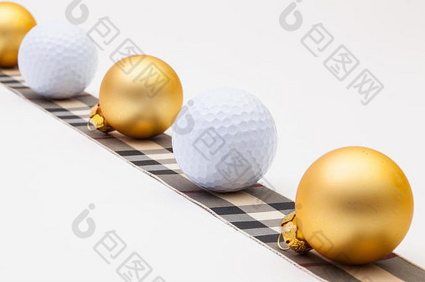 白色背景上的高尔夫球和金色圣诞装饰