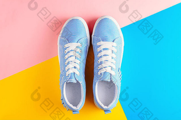 蓝色的条纹女运动鞋色彩斑斓的背景前视图平躺最小的背景