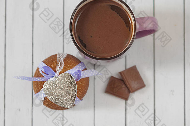 姜饼饼干，一杯可可，牛奶巧克力和金属心。情人节庆祝活动