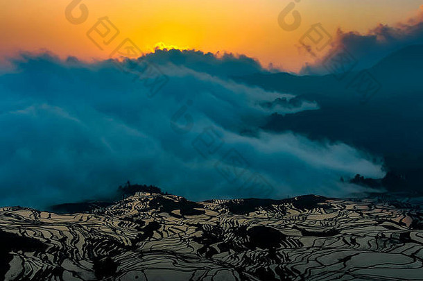 日出于海拔1900米的鸳鸯梯田和云海