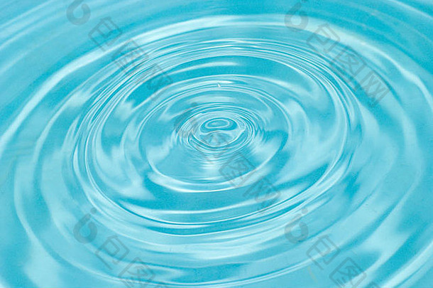 蔚蓝的水面和水滴
