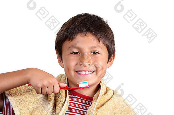 在白色背景上刷牙<strong>的</strong>小男孩