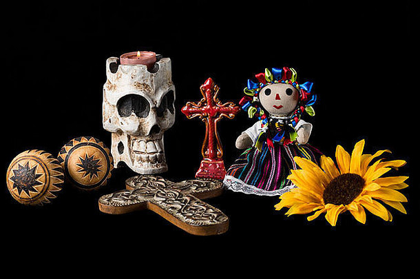 传统的死亡日（Dia de los muertos）墨西哥祭坛，有骷髅蜡烛、十字架、马拉卡斯、向日葵和墨西哥娃娃。