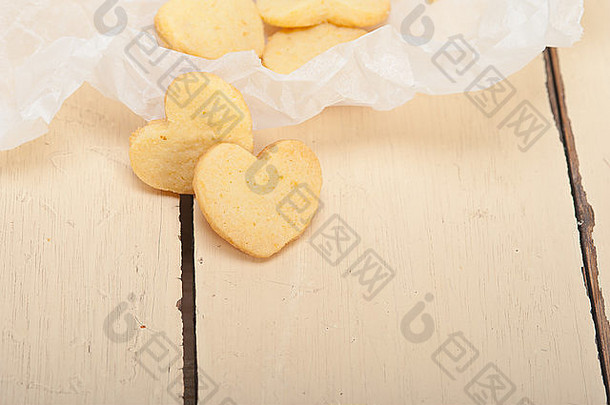 新鲜的烤心形状的酥饼情人节一天饼干纸包装