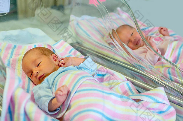 新生儿双胞胎男孩女孩医院毯子