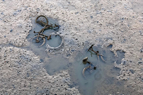 分享自行车扔泥泞的水亚洲破坏公物