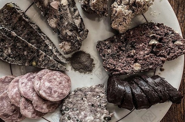 法国烤肉店产品组合俯视图，香肠，细流肠，血香肠
