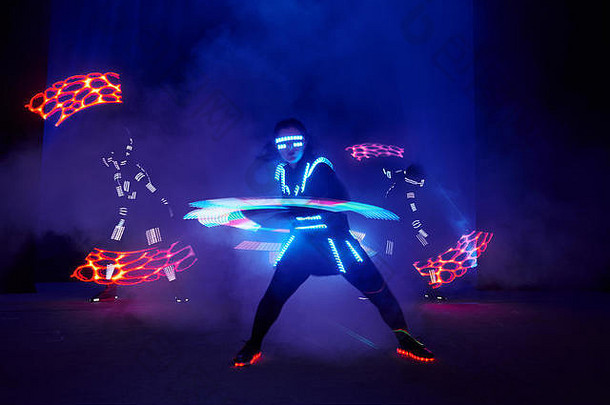 激光表演，穿着led套装的舞者们带着led灯，非常漂亮的夜总会表演，派对