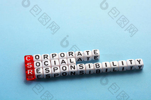 蓝色背景立方体上的CSR企业社会责任首字母缩写
