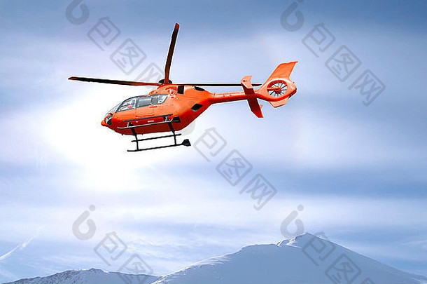 红色直升机飞越白雪覆盖的山顶