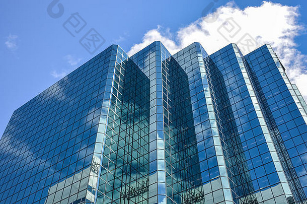 渥太华加拿大9月玻璃摩天大楼反映云渥太华市中心