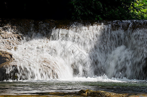 <strong>泰国</strong>Kanchanabri Sangkhlaburi Kroeng Krawia瀑布的流动和运动