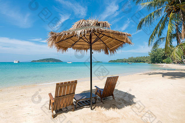 泰国普吉岛夏日岛上的沙滩椅和雨伞。<strong>暑期</strong>、<strong>旅游</strong>、度假、度假概念。