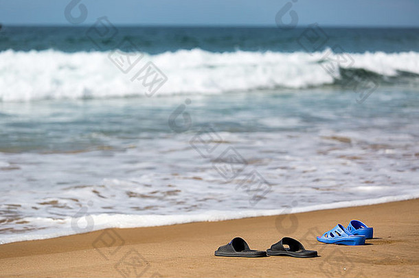 沙滩上的男女拖鞋，暑假概念