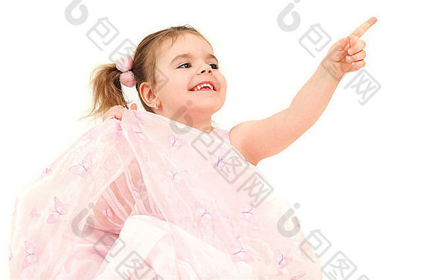 穿着粉红色连衣裙的年轻女孩的肖像，指向手指，摄影棚拍摄