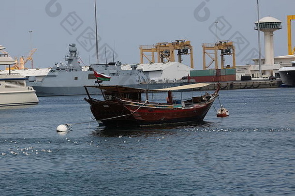 阿曼苏丹国马斯喀特穆特拉港苏丹卡布斯的一艘传统单桅帆船和雅奇号