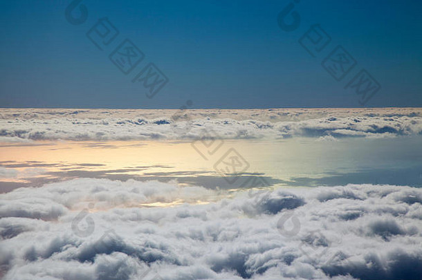 自然天空云海表面背景低飞行飞机彩虹效果水