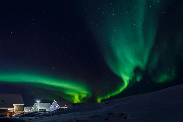 格陵兰努克郊区的北极村庄和绿波北极光