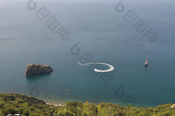 克里米亚塞瓦斯托波尔菲奥伦特角海湾下的克罗斯岩石、游艇和摩托艇小道俯视图。