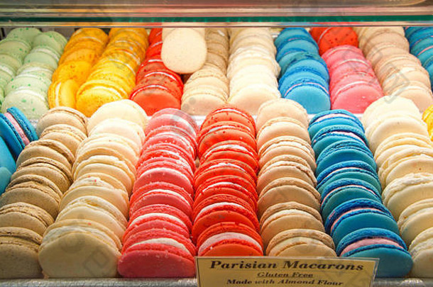 显示情况下色彩斑斓的各种巴黎macaron饼干谷蛋白免费的使杏仁面粉