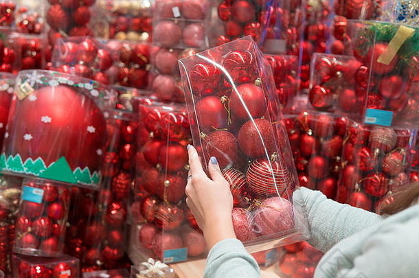 手采取红色的圣诞节树装饰球