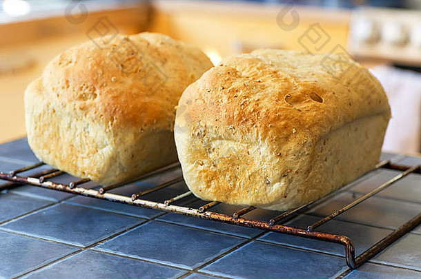 饼新鲜的自制的白色面包冷却线架厨房