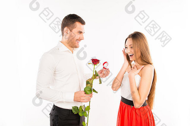 帅哥向女友求婚