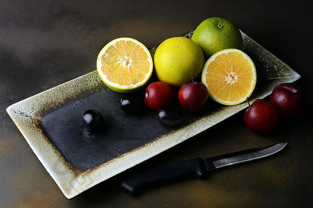 甜柠檬，一种带有成熟李子的柑橘类水果，适合健康饮食