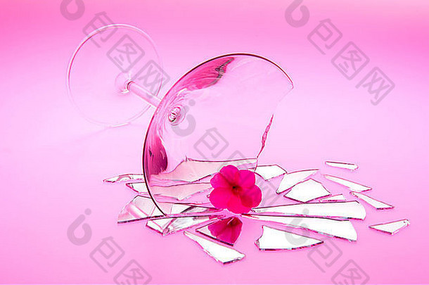 概念照片破碎的的关系花坐着破碎的马提尼玻璃拍摄光表格红色的光