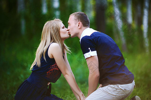 情人在森林里接吻