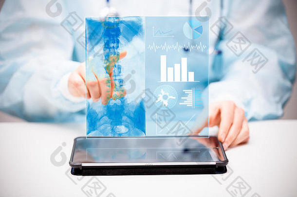医生与医学新技术的虚拟屏幕交互。