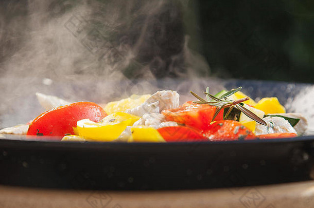 肉、甜椒和西红柿放在热锅里，在阳光下<strong>咕咕叫</strong>