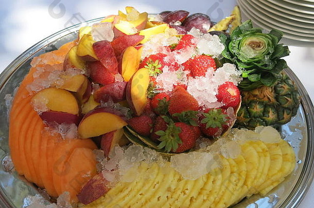 色彩鲜艳的美味可口的盘新鲜的<strong>水果</strong>切片服务冰理想的夏天聚会，派对自助餐