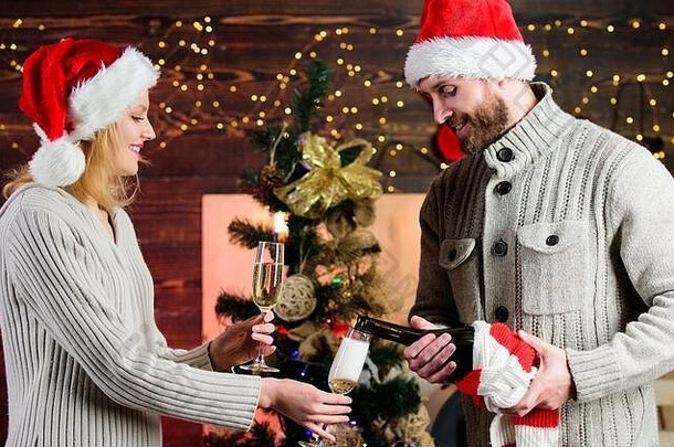 亲爱的一对。相爱的情侣喝葡萄酒。礼物时间到了。女人和男人都喜欢圣诞礼物。一起庆祝圣诞节。冬季销售。新年快乐。家庭假日。问候时间。