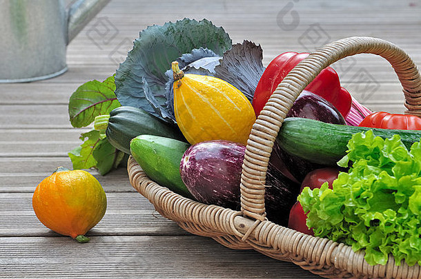 新鲜的夏天蔬菜篮子木地板上