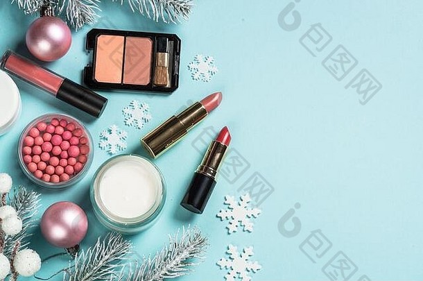 化妆用品、带圣诞装饰品的护肤品。