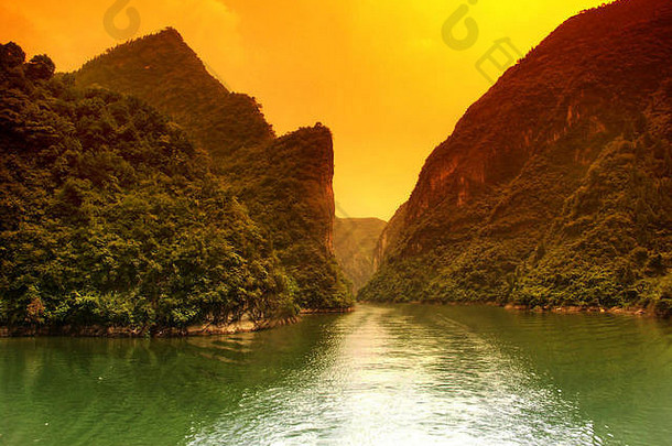 在三峡地区长江支流神农溪上巡航。中国