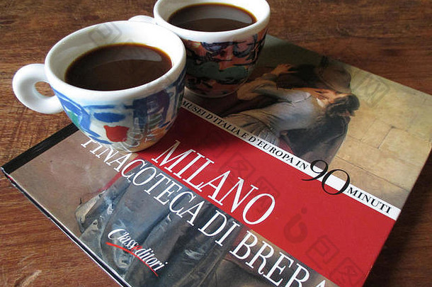 让我们休息一下，意大利浓咖啡和我们最喜欢的艺术书。